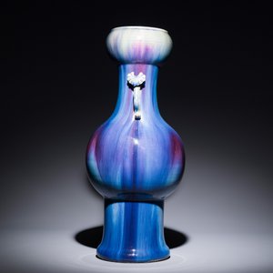 Vase de forme bouteille à tête d'ail en porcelaine de Chine à émail flambé aux anses en form de ruyi, 19ème — photo 2