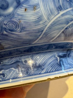 Vase de forme bouteille à tête d'ail en porcelaine de Chine en bleu et blanc à décor d'animaux mythiques, marque et époque de Kangxi — photo 15