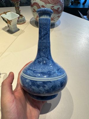 Vase de forme bouteille à tête d'ail en porcelaine de Chine en bleu et blanc à décor d'animaux mythiques, marque et époque de Kangxi — photo 2
