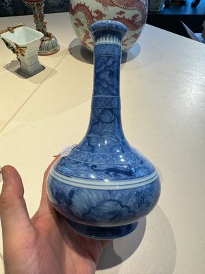 Vase de forme bouteille à tête d'ail en porcelaine de Chine en bleu et blanc à décor d'animaux mythiques, marque et époque de Kangxi — photo 3