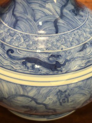 Vase de forme bouteille à tête d'ail en porcelaine de Chine en bleu et blanc à décor d'animaux mythiques, marque et époque de Kangxi — photo 34