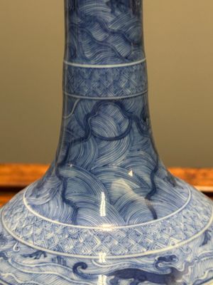 Vase de forme bouteille à tête d'ail en porcelaine de Chine en bleu et blanc à décor d'animaux mythiques, marque et époque de Kangxi — photo 37