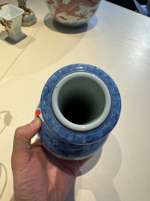 Vase de forme bouteille à tête d'ail en porcelaine de Chine en bleu et blanc à décor d'animaux mythiques, marque et époque de Kangxi — photo 4