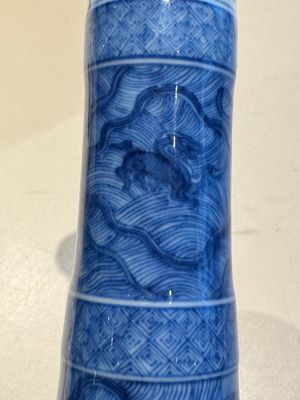 Vase de forme bouteille à tête d'ail en porcelaine de Chine en bleu et blanc à décor d'animaux mythiques, marque et époque de Kangxi — photo 6