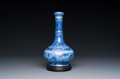 Vase de forme bouteille à tête d'ail en porcelaine de Chine en bleu et blanc à décor d'animaux mythiques, marque et époque de Kangxi