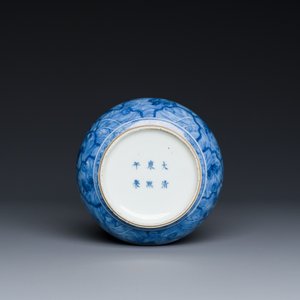 Vase de forme bouteille à tête d'ail en porcelaine de Chine en bleu et blanc à décor d'animaux mythiques, marque et époque de Kangxi — photo 7