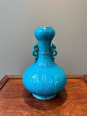 Vase de forme bouteille à tête d'ail en porcelaine de Chine en bleu poudré monochrome aux anses en form de chilong, 18/19ème — photo 1