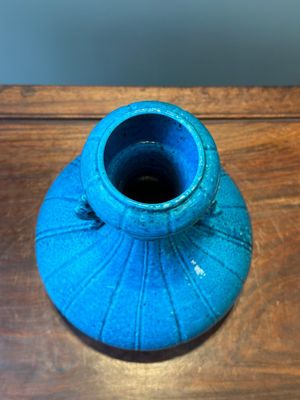 Vase de forme bouteille à tête d'ail en porcelaine de Chine en bleu poudré monochrome aux anses en form de chilong, 18/19ème — photo 6