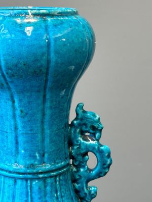 Vase de forme bouteille à tête d'ail en porcelaine de Chine en bleu poudré monochrome aux anses en form de chilong, 18/19ème — photo 7