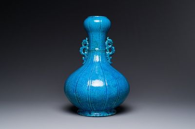 Vase de forme bouteille à tête d'ail en porcelaine de Chine en bleu poudré monochrome aux anses en form de chilong, 18/19ème