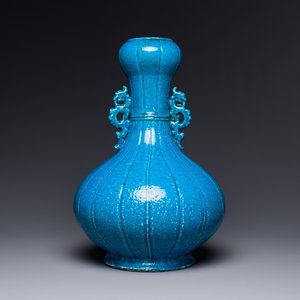 Vase de forme bouteille à tête d'ail en porcelaine de Chine en bleu poudré monochrome aux anses en form de chilong, 18/19ème — photo 2