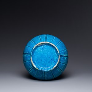 Vase de forme bouteille à tête d'ail en porcelaine de Chine en bleu poudré monochrome aux anses en form de chilong, 18/19ème — photo 3