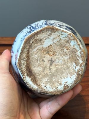Vase de forme bouteille en faïence de Delft en bleu, blanc et manganèse à décor chinois, fin du 17ème — photo 6
