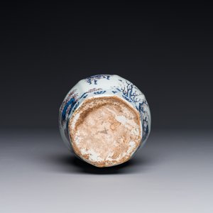 Vase de forme bouteille en faïence de Delft en bleu, blanc et manganèse à décor chinois, fin du 17ème — photo 3