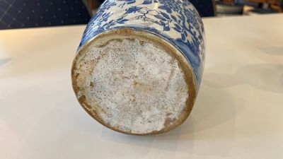 Vase de forme bouteille en faïence en bleu et blanc à décor de style chinois, Delft ou Haarlem, Pays-Bas, 1ère moitié du 17ème — photo 5