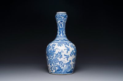 Vase de forme bouteille en faïence en bleu et blanc à décor de style chinois, Delft ou Haarlem, Pays-Bas, 1ère moitié du 17ème