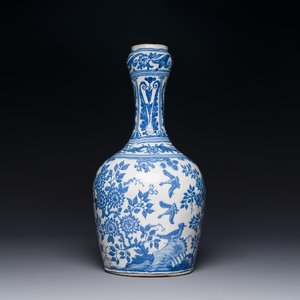 Vase de forme bouteille en faïence en bleu et blanc à décor de style chinois, Delft ou Haarlem, Pays-Bas, 1ère moitié du 17ème — photo 1