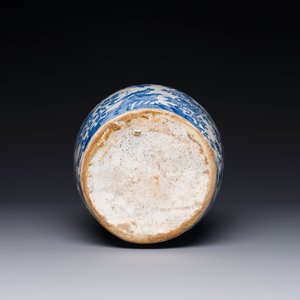 Vase de forme bouteille en faïence en bleu et blanc à décor de style chinois, Delft ou Haarlem, Pays-Bas, 1ère moitié du 17ème — photo 3