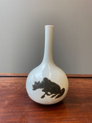 Vase de forme bouteille en porcelaine de Chine à décor d'animaux mythiques en rouge de cuivre, Kangxi — photo 1