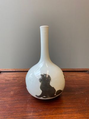 Vase de forme bouteille en porcelaine de Chine à décor d'animaux mythiques en rouge de cuivre, Kangxi — photo 2