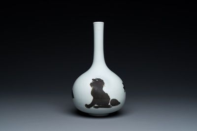 Vase de forme bouteille en porcelaine de Chine à décor d'animaux mythiques en rouge de cuivre, Kangxi