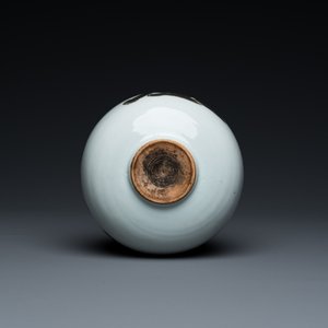 Vase de forme bouteille en porcelaine de Chine à décor d'animaux mythiques en rouge de cuivre, Kangxi — photo 6