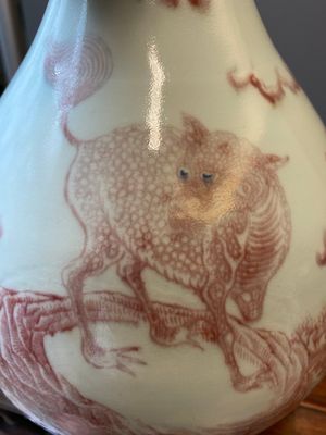 Vase de forme bouteille en porcelaine de Chine à décor de qilins en rouge de cuivre, Qianlong — photo 11