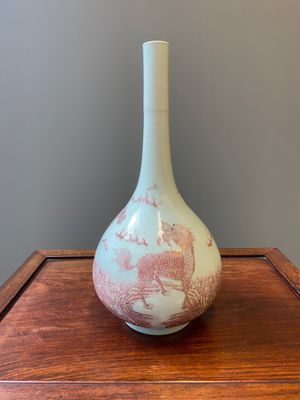 Vase de forme bouteille en porcelaine de Chine à décor de qilins en rouge de cuivre, Qianlong — photo 2