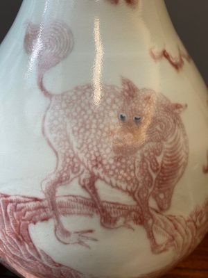 Vase de forme bouteille en porcelaine de Chine à décor de qilins en rouge de cuivre, Qianlong — photo 6