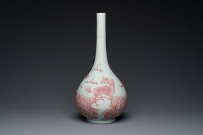 Vase de forme bouteille en porcelaine de Chine à décor de qilins en rouge de cuivre, Qianlong