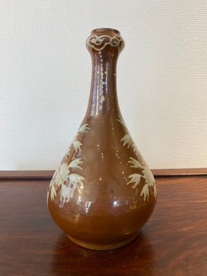 Vase de forme bouteille en porcelaine de Chine à décor en engobe sur fond brun, fours de Zhushan, fin du Ming — photo 2