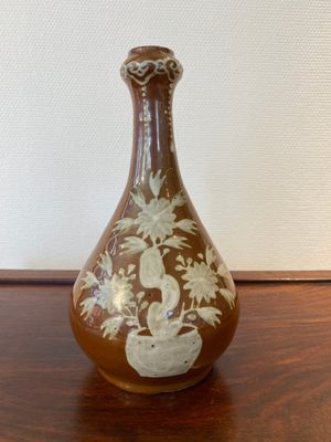 Vase de forme bouteille en porcelaine de Chine à décor en engobe sur fond brun, fours de Zhushan, fin du Ming — photo 3