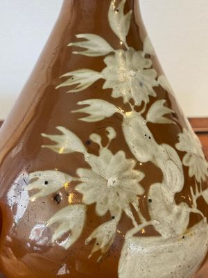 Vase de forme bouteille en porcelaine de Chine à décor en engobe sur fond brun, fours de Zhushan, fin du Ming — photo 6
