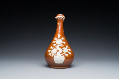 Vase de forme bouteille en porcelaine de Chine à décor en engobe sur fond brun, fours de Zhushan, fin du Ming