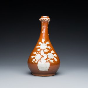 Vase de forme bouteille en porcelaine de Chine à décor en engobe sur fond brun, fours de Zhushan, fin du Ming — photo 1