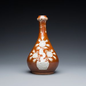 Vase de forme bouteille en porcelaine de Chine à décor en engobe sur fond brun, fours de Zhushan, fin du Ming — photo 3