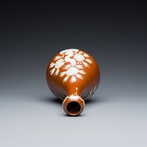 Vase de forme bouteille en porcelaine de Chine à décor en engobe sur fond brun, fours de Zhushan, fin du Ming — photo 5