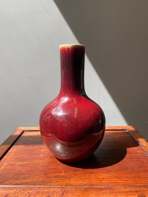 Vase de forme bouteille en porcelaine de Chine à émail flambé, 18/19ème — photo 2
