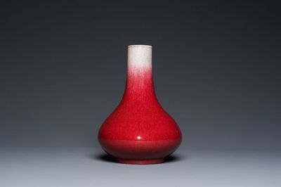 Vase de forme bouteille en porcelaine de Chine à émail langyao, 18/19ème