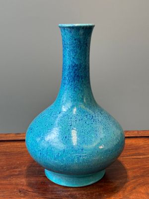 Vase de forme bouteille en porcelaine de Chine à émail œuf de rouge-gorge, 19ème — photo 1