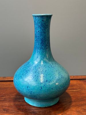 Vase de forme bouteille en porcelaine de Chine à émail œuf de rouge-gorge, 19ème — photo 2