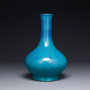 Vase de forme bouteille en porcelaine de Chine à émail œuf de rouge-gorge, 19ème — photo 2