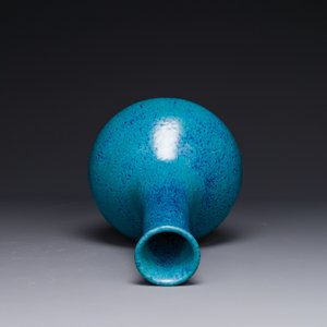 Vase de forme bouteille en porcelaine de Chine à émail œuf de rouge-gorge, 19ème — photo 3