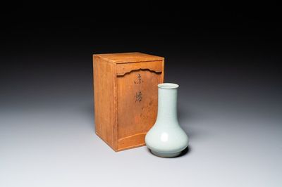 Vase de forme bouteille en porcelaine de Chine céladon de Longquan, Song/Ming