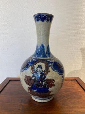 Vase de forme bouteille en porcelaine de Chine en bleu, blanc et rouge de cuivre dit 'de Nankin', marque de Yongzheng, 19/20ème — photo 1