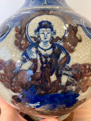 Vase de forme bouteille en porcelaine de Chine en bleu, blanc et rouge de cuivre dit 'de Nankin', marque de Yongzheng, 19/20ème — photo 7