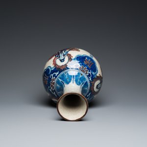 Vase de forme bouteille en porcelaine de Chine en bleu, blanc et rouge de cuivre dit 'de Nankin', marque de Yongzheng, 19/20ème — photo 5