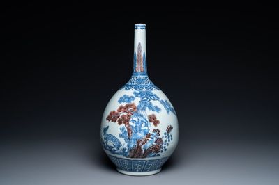 Vase de forme bouteille en porcelaine de Chine en bleu, blanc et rouge de cuivre, 19ème