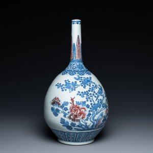 Vase de forme bouteille en porcelaine de Chine en bleu, blanc et rouge de cuivre, 19ème — photo 3