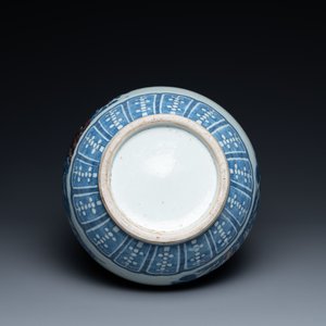 Vase de forme bouteille en porcelaine de Chine en bleu, blanc et rouge de cuivre, 19ème — photo 8